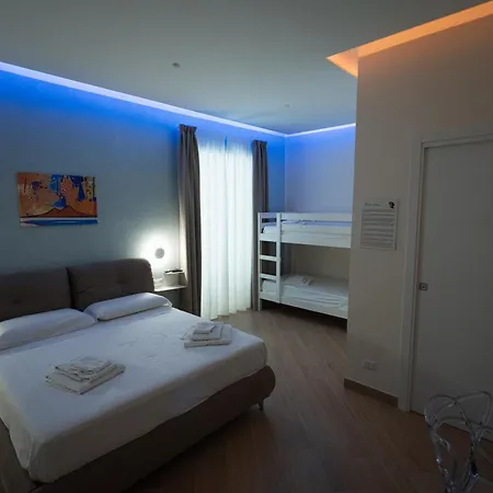 Nazzarooms 4* ナポリ