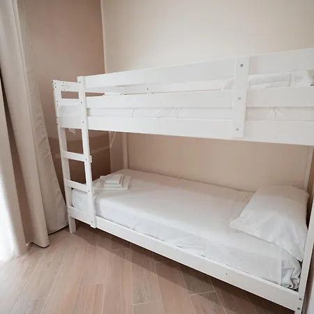 ゲストハウス Nazzarooms ナポリ