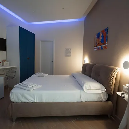 ゲストハウス Nazzarooms ナポリ